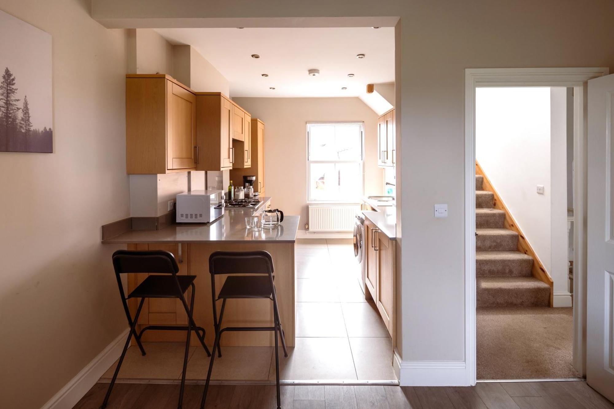Family Home In Central Guildford With Parking Exterior photo